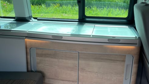 Prachtige Volkswagen California – Almost new. Carefree on the road with this beautiful, compact bus.