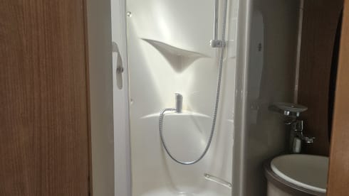 Adventurous and mega comfort with this 6-person Challenger alcove from 2012