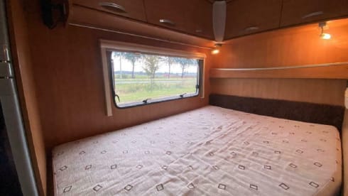 Spacious 4 person Fiat Camper Chausson Flash with French bed & lift bed