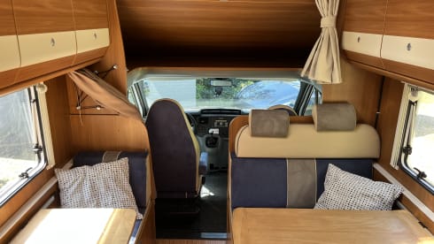 Memo – 6 person Carado alcove camper