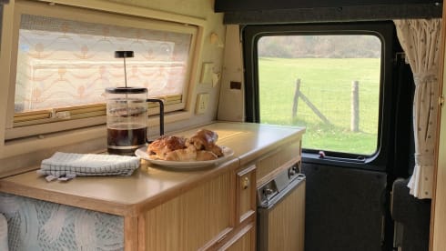Cyril – Luxury off grid retro camper toilet hot shower 