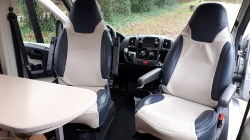 Bus camper with 2 length beds. Automatic 150 hp.