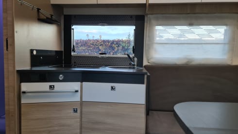L199VP – Chausson 777GA Automatic Titanium VIP very luxurious, km free