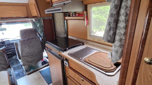 The Sassenach – Peugeot J5 Maess semi-integrated uit 1993