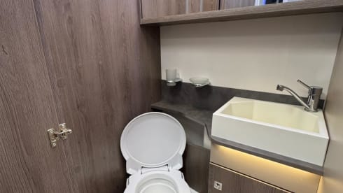 Chausson 758 – 5-person luxury camper with barbecue and outdoor shower 