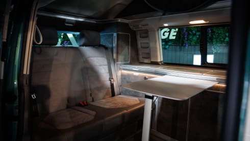 Luxury Camper – 4 Schlafplätze Volkswagen Transporter T6.1 LWB 150 PS S-Auto Campervan 2024