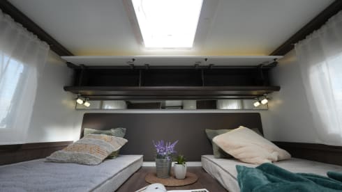 Location de camping-car semi-intégré de luxe Benimar – automatique – 5 places – 2026