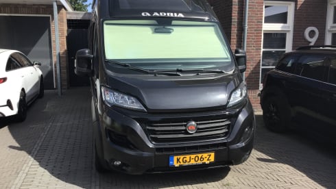 Mooie zwarte camperbus