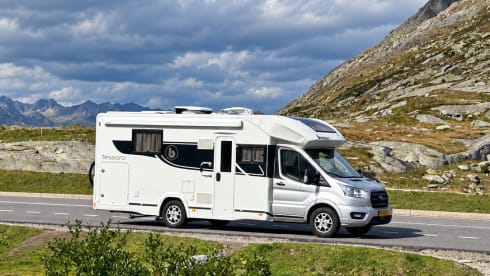 De Comfort Cruiser – 4p Benimar Tessoro 497 T QUEENS BED + LIFT BED AUT.