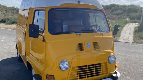 Tenacious twinkie – 3p Renault Estafette campervan from 1973 🚍⛰️🗺️