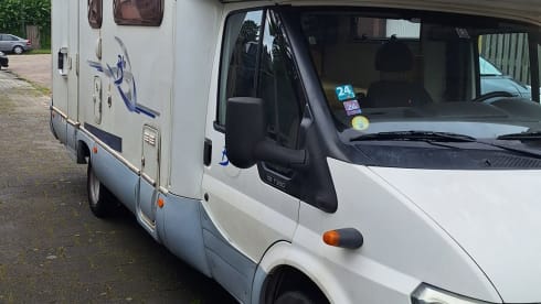 Familie camper met 6 gordels en 8 slaapplaatsen incl inventaris 