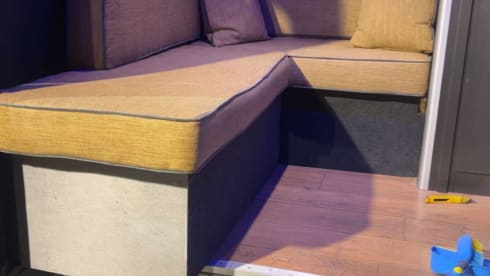 4 berth Mercedes-Benz bus from 2018