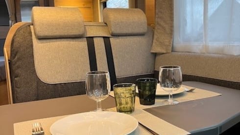 Spacious camper, full option, incl. air conditioning, for up to 4 people. 