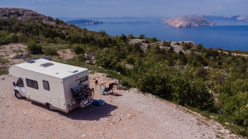 Ideal 6-person Ford family camper