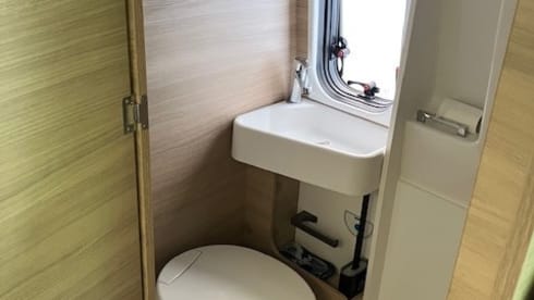 Fiat Ducato 2022 robuste avec benne longitudinale, autonome en énergie.