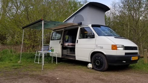 white house! Go on an unforgettable road trip with this T4 Westfalia!