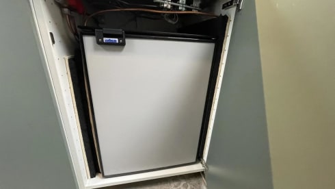 gemütlicher, netzunabhängiger Camper-Kastenwagen mit Terrasse