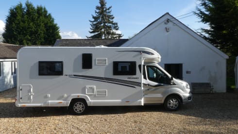 Poppy – Poppy - Luxury 4 Berth, Automatic Motorhome 