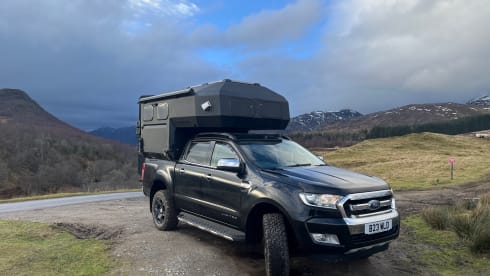 Aéroport d'Inverness - Camping-car TARDIS sur une camionnette