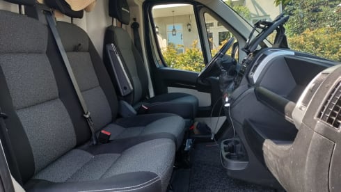 Dolf – luxury Fiat bus camper, fits in all parking spaces 