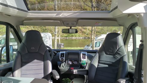 Remco – Luxury Adria Twin with 9-speed automatic transmission and longitudinal beds