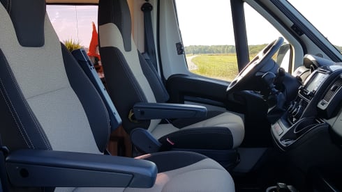 vakantiehuisje op 4 wielen – 2p Karmann bus, with air conditioning in living area