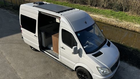 Time Out Campers – 2p Mercedes-Benz bus from 2010