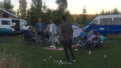 Francis de camperbus – Charmante Fiat Ducato met groot bed (geschikt voor lange mensen)