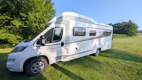 Wohnmobil LMC Tourer Lift, Hubbett, 4 Schlafplätze, Klimaanlage, SAT TV