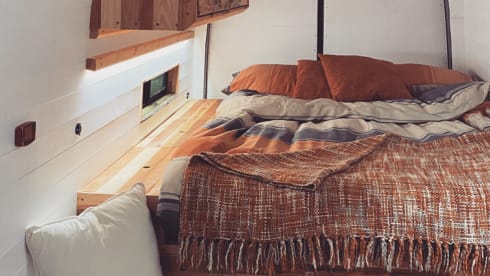 Peach – Cosy Mercedes Sprinter Campervan 