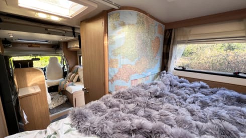 Bumble – Luxury, Warm & Comfy, Light & spacious van with 3 double beds