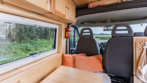 Ollie – Comfortable, attractive 2 person bus camper