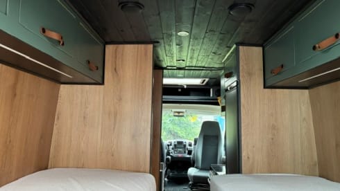Heunie 1 – Beautiful camper van from 2017 with 2 lengthways beds