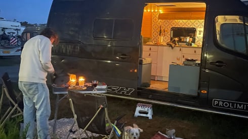 Freedom on wheels – Camberbus off the grid Renault Master 2016