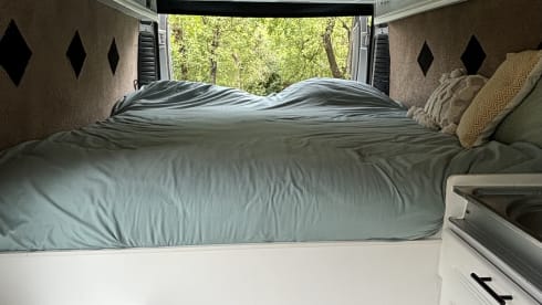 Bob – Peugeot bus camper (extra long comfortable bed)