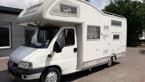 Camper 5 – Camper 5 - Fiat Ducato - The ideal family Camper with 2 Bunk beds.