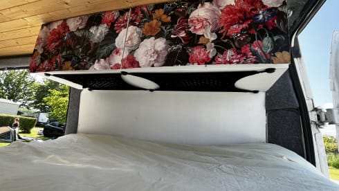 Busje naar Zuid Lara – Wonderful self-built camper bus for 2p