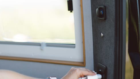 BLACK FOX – Experience the comfort and self-sufficiency of our off-grid campervan