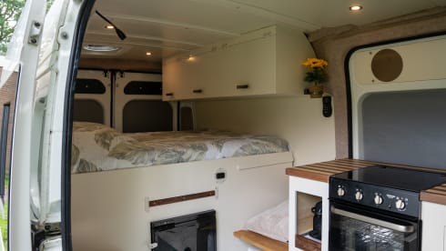 Zonnewijzer – Winter-Proof Off-Grid Campervan with Solar, Nespresso, Oven and more!