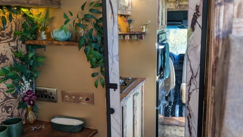 Fernix – 5 berth Mercedes-Benz campervan