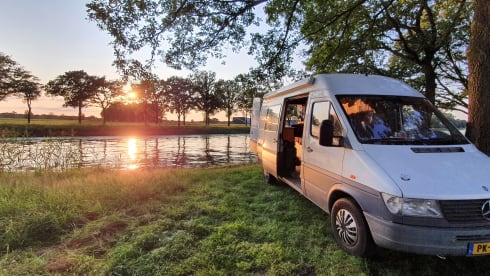 Tortuga – 2p Mercedes-Benz campervan uit 1997