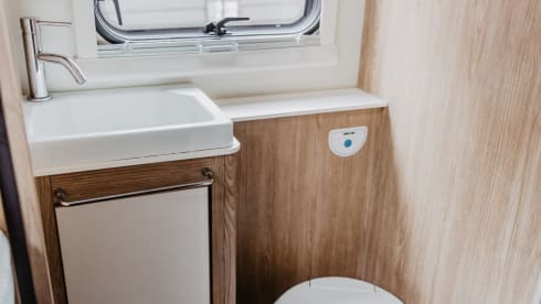 Rimor seal 695-14 – Spacious luxury family camper (14)