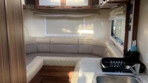 Berty – Luxuriöses modernes und geräumiges Wohnmobil mit 6 Schlafplätzen