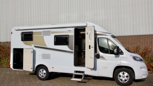 3 – Spacious 2-person camper with single beds or king-size bed!