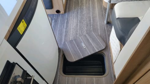 Auto Roller 747 – 2024 Roller Team Auto Roller 747 automatic six berth + six seatbelts 