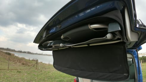 Blauw – Volkswagen T6 automatic California bus camper with pop-up roof.