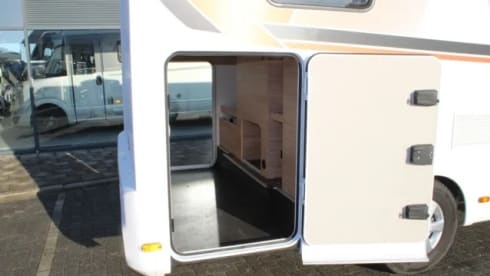 Roxi – Beautiful, luxury Dethleffs semi-integrated camper (4p) from 2021 (incl. Maxx fan!)