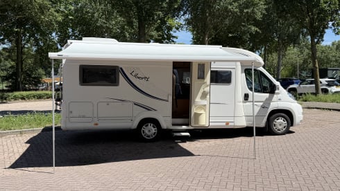 LMC Liberty Ti 662 - 4 Persons - 2x Air Conditioning - Semi-integrated
