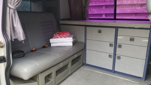 Dolly! – Go on an unforgettable road trip with this T4 Westfalia! KM-free!