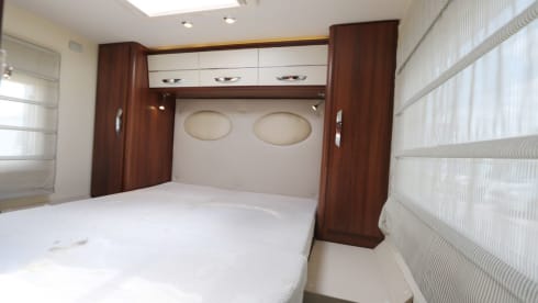 McLouis Sovereign 78 – Very luxurious, modern 5-person camper, freedom with real comfort